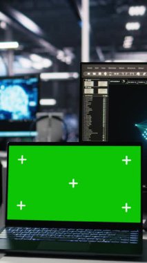Krom anahtar dizüstü bilgisayarda üretici yapay zeka yardımıyla veri merkezi kodlaması yapan dikey video mühendisi. Bilgisayar bilimcisi, yapay zekaya sahip izole ekran defterinde büyük bir dil modeli kullanıyor.
