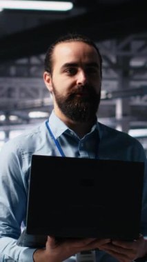 Dikey Veri Merkezi Yöneticisi hissedarlara yapay zeka teknolojisini sunarak öngörücü bakım becerilerini gösteriyor. Sunucu merkezi hakkında yatırımcılara brifing veren adam yapay zeka