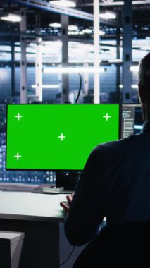 Verileri analiz etmek için yeşil ekranda makine öğrenme algoritmaları kullanan dikey video veri merkezi mühendisi. Veri kalıplarını tanımak için yapay zeka sinirsel ağlarını kullanan sunucu tarım işçisi