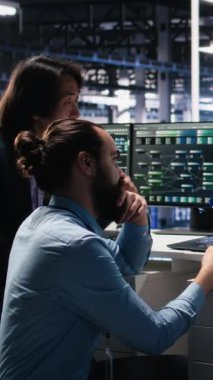 Dikey Veri Merkezi yazılım geliştiricileri büyük veri tabanlarını analiz etmek için makine öğrenme algoritmaları kullanıyorlar. Sunucu merkezi bilişim uzmanları veri kalıplarını tanımak için yapay zeka nöro ağlarını kullanarak işbirliği yapıyor