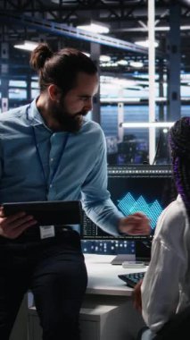 Dikey Veri Merkezi mühendislik ekibi üyeleri nöral ağ yazılım geliştirme konusunda işbirliği yapıyor. Sunucu merkezi iş yerinde makine öğrenme teknolojisi uygulayan iş arkadaşları, kamera A