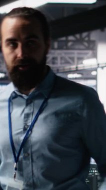 Dikey Videocu yatırımcılara sunucu odası makine öğrenme donanımı hakkında brifing veriyor. Veri Merkezi Yöneticisi hissedarlara yapay zeka teknolojisi sunumunu kaydederek, öngörücü bakım becerilerini gösteriyor