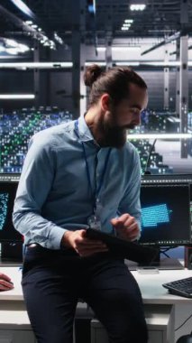 Veritabanı 'ndaki verileri denetleyen dikey video yöneticisi. Üretken yapay zeka yardımıyla kodluyor. Afro-Amerikan bilişim uzmanının yapay zeka büyük dilini kullanarak yaptığı çalışmaları denetleyen kişi.