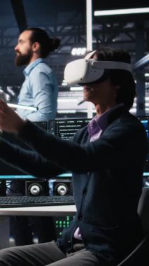 Sanal gerçeklik kullanan dikey video veri merkezi mühendisi, boş zaman ve verimlilik için yapay zeka sistemlerini yönetiyor. BT çalışanı sunucu merkezinde VR kulaklık ve yapay zeka teknolojisi kullanıyor. Kamera A