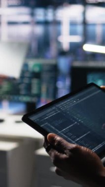 Otomasyon betikleri için kodları gözden geçirmek için tablet kullanan veri merkezi yazılım geliştiricisini dikey olarak kapat. Hata ayıklama işlemleri için hata günlüklerini izleyen aygıt kullanan sunucu merkezi bilişim uzmanı