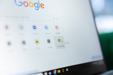 Bükreş, Romanya - 30 Temmuz 2024 - Google araması için borsa formülü web sitesi, iş adamı trendleri ve yatırım fonlarını kontrol etmek için kripto ticaret kitaplığı web sitesi seçiyor.