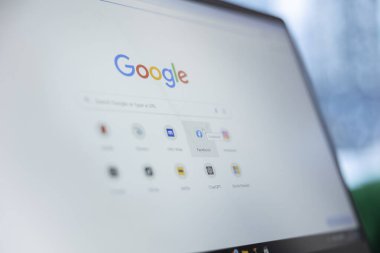Bükreş, Romanya - 30 Temmuz 2024 - Google aramalarında yer imleri üzerinden Facebook sayfasına giren kişi, kaydedilmiş arama motoruna bakıyor ve bağlı kalmak için sosyal medya platformuna tıklıyor.