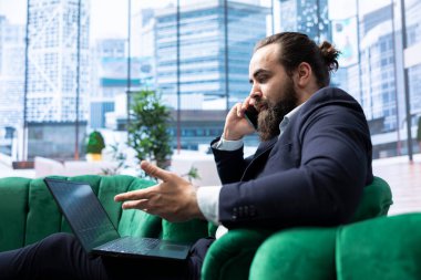 Genel müdür, yatırımcı grubuyla yapılan anlaşmayı telefon görüşmesi, kurumsal sorumlulukları dengeleme ve stratejik planlama yoluyla sonuçlandırıyor. Sürdürülebilir büyüme ve iş başarısının sağlanması.