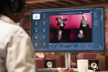 Apartman masasındaki kadın PC aygıtındaki yapay zeka yazılımını kullanarak metni fotoğrafa çeviriyor. Konforlu ev ofisindeki kişi bilgisayar ekranında görüntü oluşturucu modeller için metin kullanır