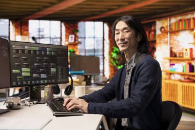 Gülümseyen başlangıç yöneticisinin portresi rekabetçi bir avantaj elde etmek için ofiste öğrenme teknolojisi. Mutlu Asyalı Silikon Vadisi bilişim uzmanı hızlı teknolojik gelişmeler üzerinde çalışıyor.