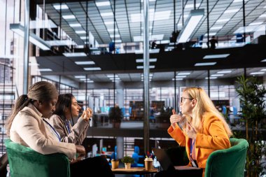 Veri yönetimi ve iş stratejilerini tartışan kadın CEO 'lar ve yöneticiler erkeklerin egemen olduğu bir ortamda mükemmelliğe ulaşmak için nüfuzlarını ve dayanıklılıklarını kullanıyorlar. Şirket feminizmi.