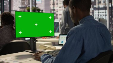 Masadaki işletme müdürü model ekrana bakıyor ve şirket amaçları için görevleri çözüyor. Başarılı kurumsal sonuçlar elde etmek için performans hedefleri için mücadele etmek. Kamera B.