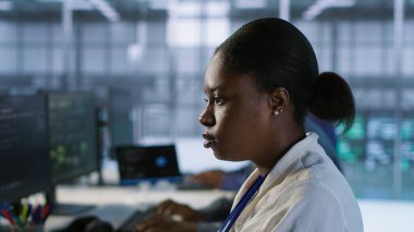 Veri merkezindeki Yapay Zeka öngörü bakım sistemlerini uygulayan programcıyı kapat. Donanım arızalarını tespit etmek için yapay zeka kullanarak sunucu merkezindeki IT uzmanına odaklan, kamera A