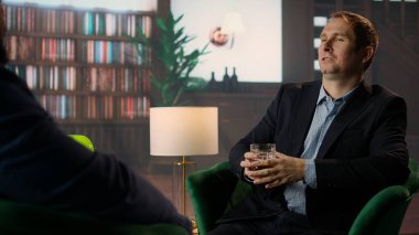 Çeşitli yüksek sosyete üyeleri, lüks bir sosyal kulüpte viski içerek iş konuşmak için toplanıyor. Üst sınıf eğlence ve yaşam tarzının özünü yakalıyorlar. Erkekler kulübü. Kamera A.