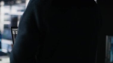 Yazılım geliştiricisi sunucu odasına giriyor, altyapı teşhislerini gözden geçirmek için yapay zekayı kullanıyor. Veri merkezindeki sistem yöneticisi yapay zeka teknolojisi kullanılarak performans verilerini analiz eder