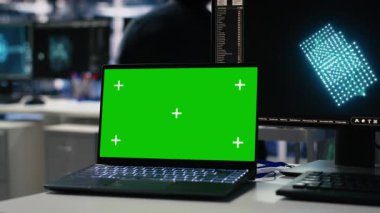 Veri merkezi mühendisi kroma anahtar dizüstü bilgisayarda sinirsel ağ yazılım geliştirme üzerinde çalışıyor. Sunucu odası bilişim uzmanı izole ekran defteri, kamera A kullanarak makine öğrenme teknolojisi uyguluyor.