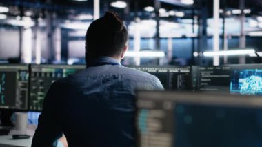 Sunucu odası yazılım geliştiricisi altyapı tanılarını gözden geçirmek için yapay zekayı kullanıyor. Veri merkezinde bilgisayar üzerinde yapay zeka teknolojisi kullanarak performans verilerini analiz eden bilişim çalışanı, kamera A