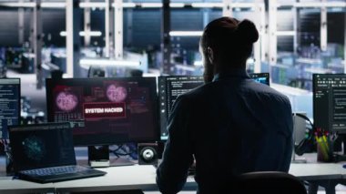 Yapay zeka sunucu merkezindeki mühendisler, hassas verilerin çalınmasıyla ilgili bir hackleme olayı yüzünden alarma geçtiler. Ekip çalışması veri merkezi çalışanları, güvenlik sistemleri tarafından tetiklenen bilgisayar virüsü ile alarma geçirildi. Kamera A