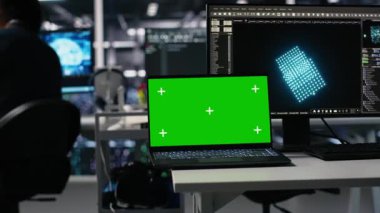 Sunucu odasındaki sunucu laptopunu kapat. İşçi yapay zekayı tanıları gözden geçirmek için kullanıyor. Veri merkezindeki yönetici, izole ekran defterindeki yapay zeka kullanarak performans verilerini analiz ediyor. Kamera A