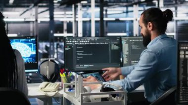 Veri merkezi sistem yöneticileri veri tabanlarını analiz etmek için PC üzerinde makine öğrenme algoritmaları kullanıyorlar. Veri kalıplarını tanımak için yapay zeka sinirsel ağları kullanan sunucu çiftlik çalışanları, kamera A