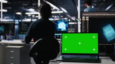 Yapay zeka sistemlerini yöneten programcı tarafından kullanılan veri merkezindeki izole ekran laptopunu kapat. Sunucu merkezindeki yapay zeka teknolojisini kullanan yönetici, kamera A