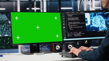 Veri Merkezi yazılım geliştiricisi yeşil ekran PC kullanarak Eş Zaman ve Verimlilik için Yapay Zeka sistemlerini yönetiyor. Sunucu merkezindeki yapay zeka teknolojisi kullanan bilişim uzmanı, kamera A