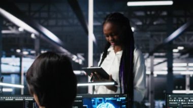 Yüksek teknoloji veri merkezindeki teknisyenler sinirsel ağ yazılım geliştirme konusunda işbirliği yapıyorlar. Sunucu merkezi IT çalışanları konuşuyor, PC, kamera A kullanarak derin öğrenme teknolojisi uyguluyorlar.