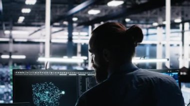 Sunucu odası teknisyeni masasında yapay zeka kullanırken sırtını geriyor. Veri merkezindeki yorgun bilişim uzmanı gergin kasları gevşetiyor, yapay zeka kullanırken sırt ağrısı çekiyor, kamera A