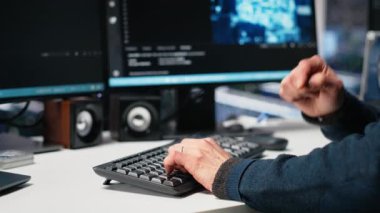 Yüksek teknoloji veri merkezinde makine öğrenme üretici yapay zeka asistanıyla kodlama. Yapay zeka sinirsel ağları kullanan işçiler büyük dil model teknolojisi, kamera A