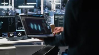 Veri merkezi teknisyeni ofise giriyor, yapay zeka sistemlerini kontrol ediyor ve zaman ve verimlilik sağlıyor. Bilgi işlem uzmanı işe geliyor, masada oturuyor sunucu merkezinde yapay zeka kullanarak, kamera A