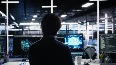 Üretken yapay zeka yardımıyla veri merkezi kodlaması programcısı. Sunucu odasındaki ve kamera A 'daki görevleri çözmek için yapay zeka büyük dil modeli kullanan bilişim profesyoneli.