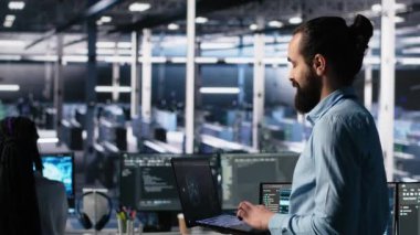 Sunucu odası teknisyeni altyapı teşhislerini gözden geçirmek için AI LLM sohbet robotu kullanıyor. Yapay zeka kullanarak veri merkezinde bilişim uzmanı performans verilerini analiz etmek için büyük dil modeli, kamera A