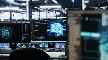 Veri merkezindeki bilgisayarlar yapay zeka eğitim iş akışlarını ve otomatik altyapı sistemlerini destekliyor. Yüksek teknolojili tesisteki bilgisayar ekranları sunucuların donanım işleme makinesi öğrenme verilerini izliyor
