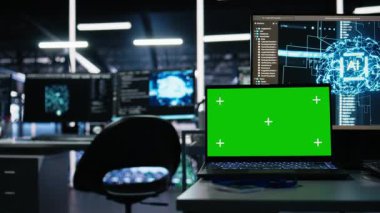 Yapay zeka geliştirme ve makine öğrenme kodlaması için kullanılan veri merkezindeki izole ekran laptopunu kapat. Nöral ağ yapılarının algoritma performansını izlemek için kullanılan sunucu odası kroma anahtar defteri