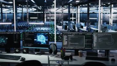 Veri merkezi PC ekranları AI LLM model geliştirme ve otomasyon iş yüklerinde kullanılan arka uç donanım performansını izler. Workstation monitörleri sunucu donanımlarını denetliyor