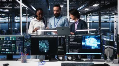 Sinir ağı AI LLM görüntülemesini izleyen mutlu veri merkezi çalışanları. Yüksek teknoloji tesisinde çalışan neşeli işçiler sunucuları denetlemek için aygıtlar kullanıyorlar makine öğrenme süreçlerine güç veriyorlar, kamera A