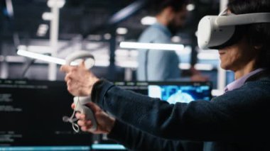 Veri merkezi mühendisi sanal gerçekliği kullanarak, sinirsel ağ yazılım geliştirme üzerinde çalışıyor. VR ekipmanı kullanarak sunucu odasında bilişim uzmanı, makine öğrenme teknolojisi, kamera A