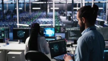 Sunucu odası teknisyeni altyapı teşhislerini gözden geçirmek için AI LLM sohbet robotu kullanıyor. Yapay zeka kullanarak veri merkezinde bilişim uzmanı performans verilerini analiz etmek için büyük dil modeli, kamera A