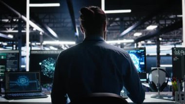 Makine eğitimini kullanarak veri tabanlarını analiz ettikten sonra koltukta dans eden aşırı neşeli veri merkezi mühendisi. Yapay zekayı kullanarak veri kalıplarını tanımayı kutlayan keyifli sunucu çiftlik çalışanı, kamera A