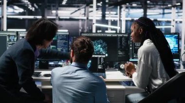 Sunucu odası bilgisayar bilimcileri altyapı teşhislerini incelemek için yapay zekayı kullanıyor. Veri merkezinde birlikte çalışan bilişim uzmanları yapay zeka teknolojisi ve kamera A kullanarak performans verilerini analiz ediyorlar.