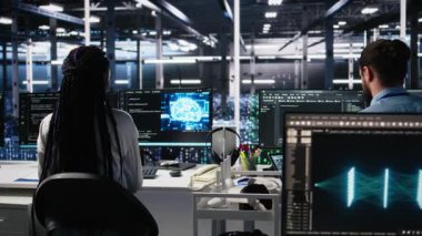 Veri merkezi sistem yöneticileri veri tabanlarını analiz etmek için PC üzerinde makine öğrenme algoritmaları kullanıyorlar. Veri kalıplarını tanımak için yapay zeka sinirsel ağları kullanan sunucu çiftlik çalışanları, kamera A