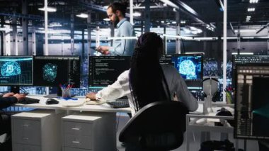 Veri merkezindeki mühendis telefon görüşmelerine cevap veriyor, kullanıcılara AI sorun çözmede yardım ediyor. Sunucu odası bilişim uzmanı telefon görüşmesi yapıyor. Yapay zeka kullanarak müşteri sorunlarını yönetiyor. Kamera A.