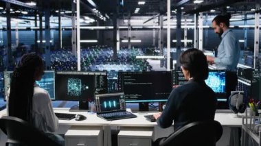 Veri merkezinde nöral ağ yazılım gelişimini kutlayan keyifli bir ekip. Makine eğitimini başarıyla uyguladıktan sonra sunucu odasında coşkulu iş arkadaşları beşlik çakıyor, kamera A