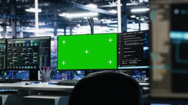 Makine öğrenme kodunu gösteren yeşil ekran monitörlü veri merkezindeki yapay zeka geliştirme çalışma istasyonları. Sinirsel ağ yapılarının algoritma performansını izlemek için kullanılan sunucu merkezi modelleme bilgisayarları