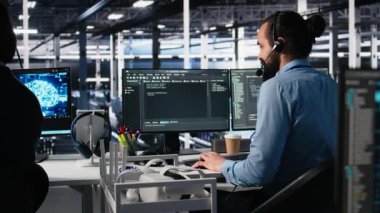 Kullanıcılara teknik destek ve çözümler sağlamak için yapay zeka asistanı kullanan veri merkezi yöneticisi. Sunucu çiftliği bilişim uzmanı yapay zeka sohbet robotunun yardımıyla canlı destek çağrılarını yönetiyor. Kamera A