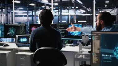 Veri merkezindeki mühendisler yapay zeka araçları kullanırken arızalarla mücadele ediyorlar. Hüsrana uğramış sunucu merkezi meslektaşları sistem hatalarını düzeltmeye çalışırken yapay zeka, kamera A 'yı kullanmaya çalışıyorlar.