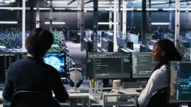 Sunucu odası yöneticileri altyapı teşhislerini gözden geçirmek için yapay zekayı kullanıyor. Bilgi işlem uzmanları yapay zeka teknolojisi ve kamera A kullanarak performans verilerini analiz ediyorlar.