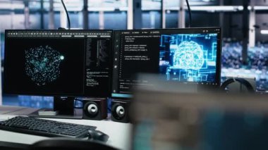 Veri merkezindeki monitörler yapay zeka yazılım arayüzü altyapı sağlığını gösteriyor. Bilgisayarlardaki görsel programlama sistemleri sunucu merkezindeki arızaları tanımlamaya yardımcı oluyor