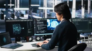 Veri Merkezi Sistem Yöneticisi AI sistemlerini kontrol ediyor. Zaman ve verimlilik için. Sunucu merkezindeki bilgisayar ve dizüstü bilgisayarda yapay zeka teknolojisi kullanan IT çalışanı, kamera A