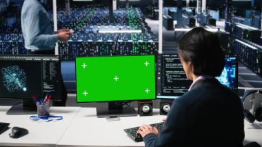 Veri Merkezi yazılım geliştiricisi yeşil ekran PC kullanarak Eş Zaman ve Verimlilik için Yapay Zeka sistemlerini yönetiyor. Sunucu merkezindeki yapay zeka teknolojisi kullanan bilişim uzmanı, kamera A